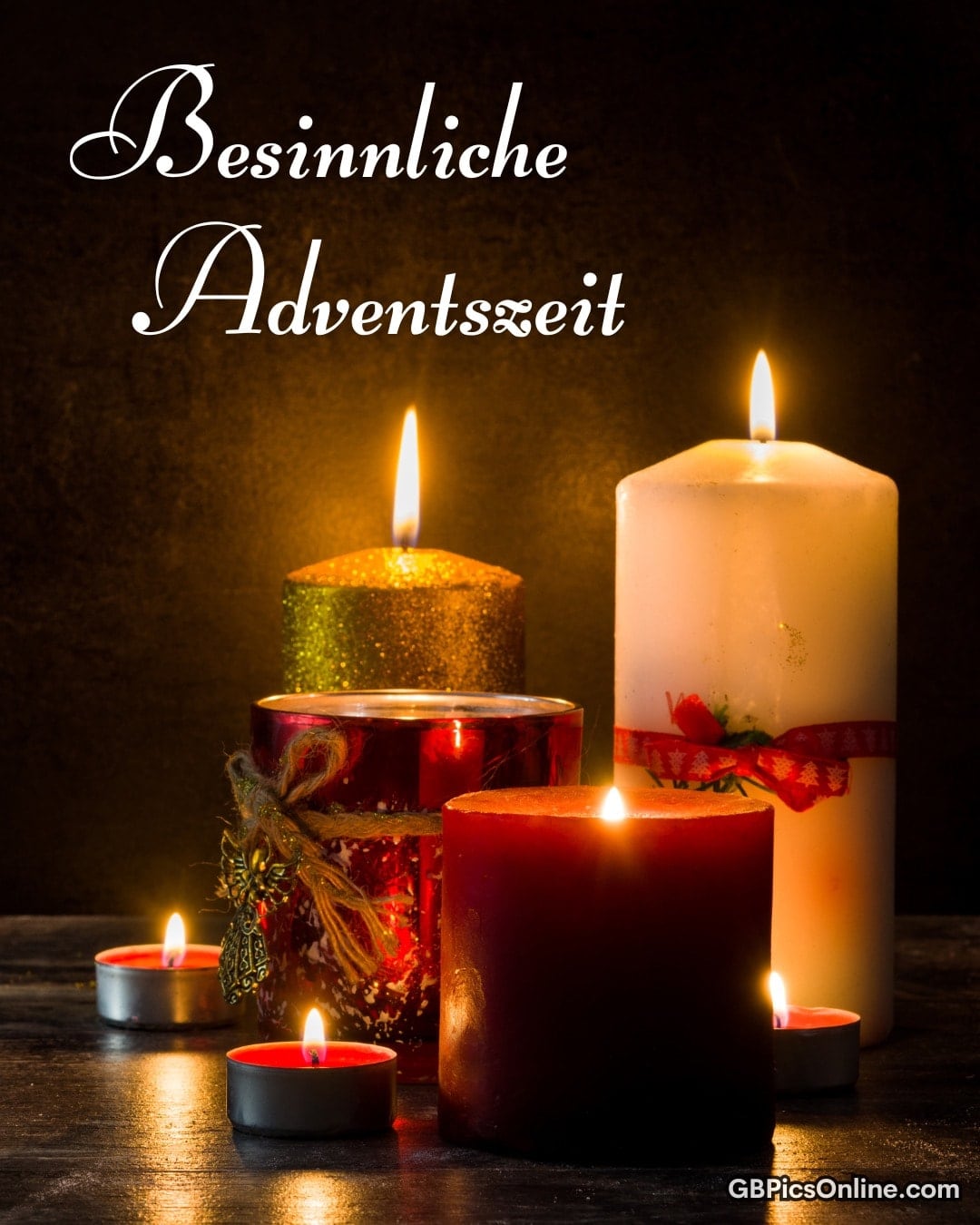 Brennende Kerzen auf dunklem Hintergrund, Schriftzug „Besinnliche Adventszeit“
