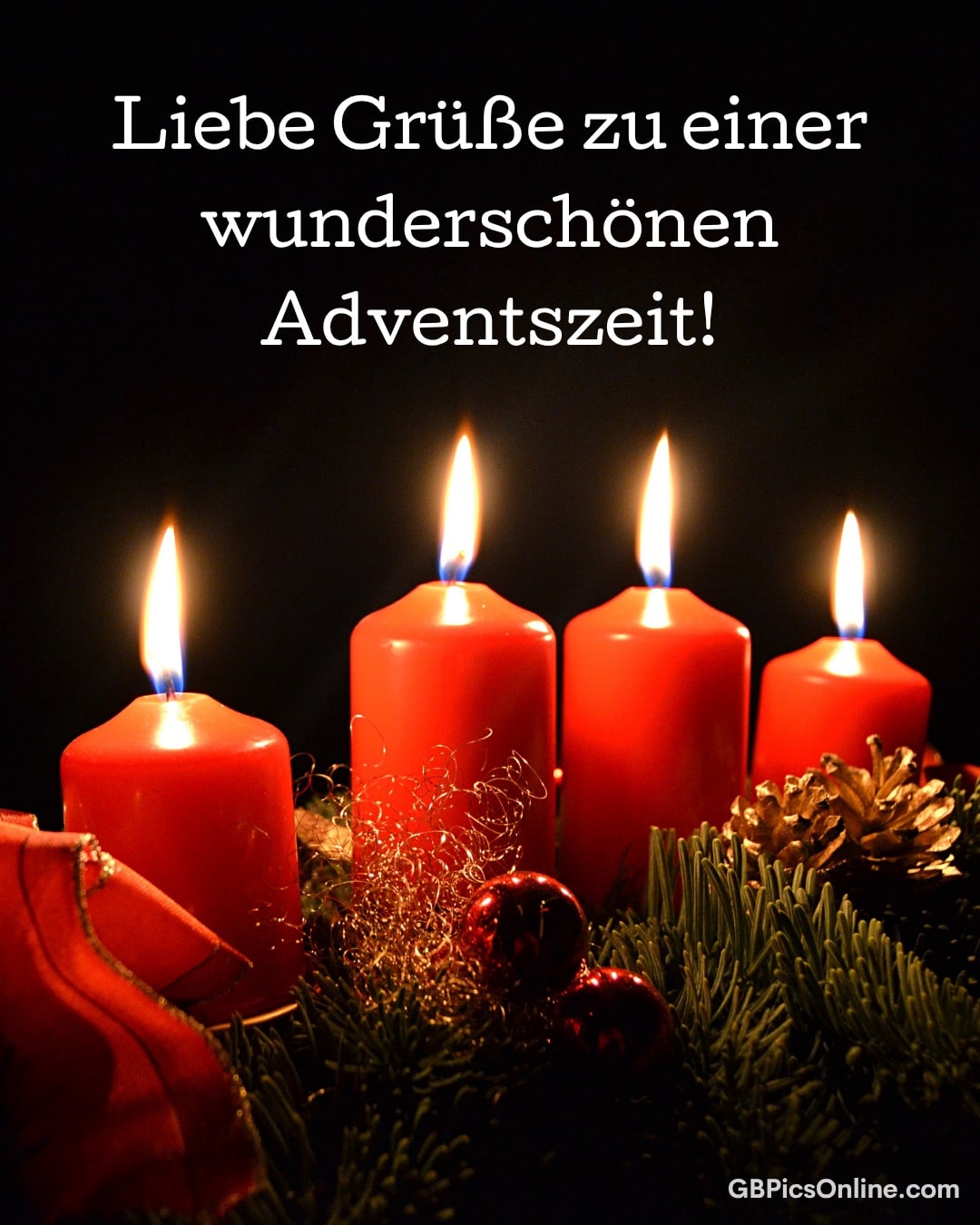 Vier brennende rote Kerzen auf einem Adventskranz mit Tannenzweigen und Weihnachtsdeko