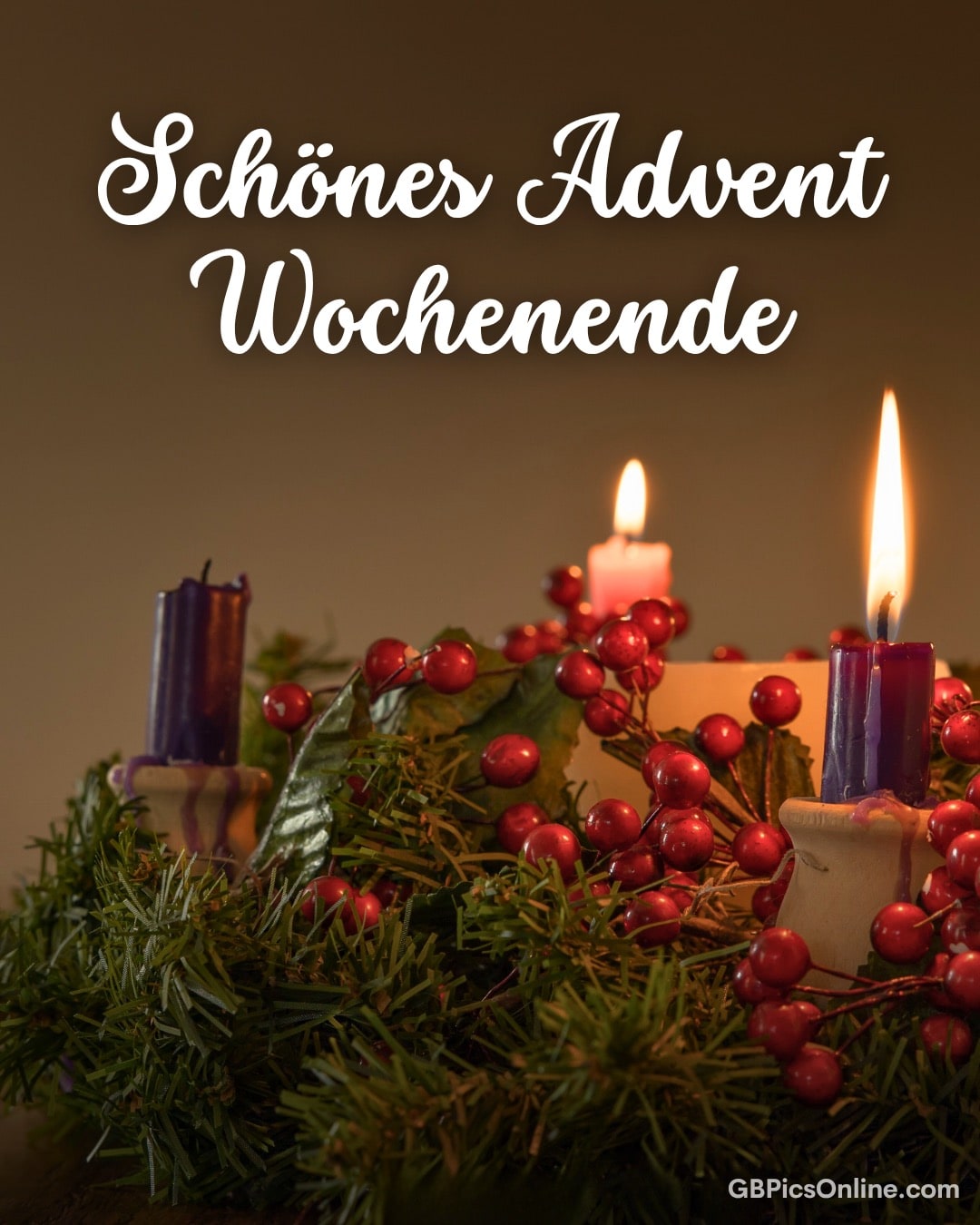 Zwei brennende Kerzen in einem Adventskranz mit roten Beeren