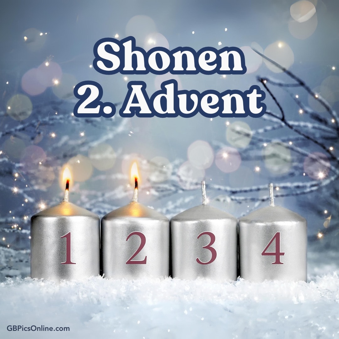 Vier Kerzen im Schnee, zwei brennend, zum 2. Advent
