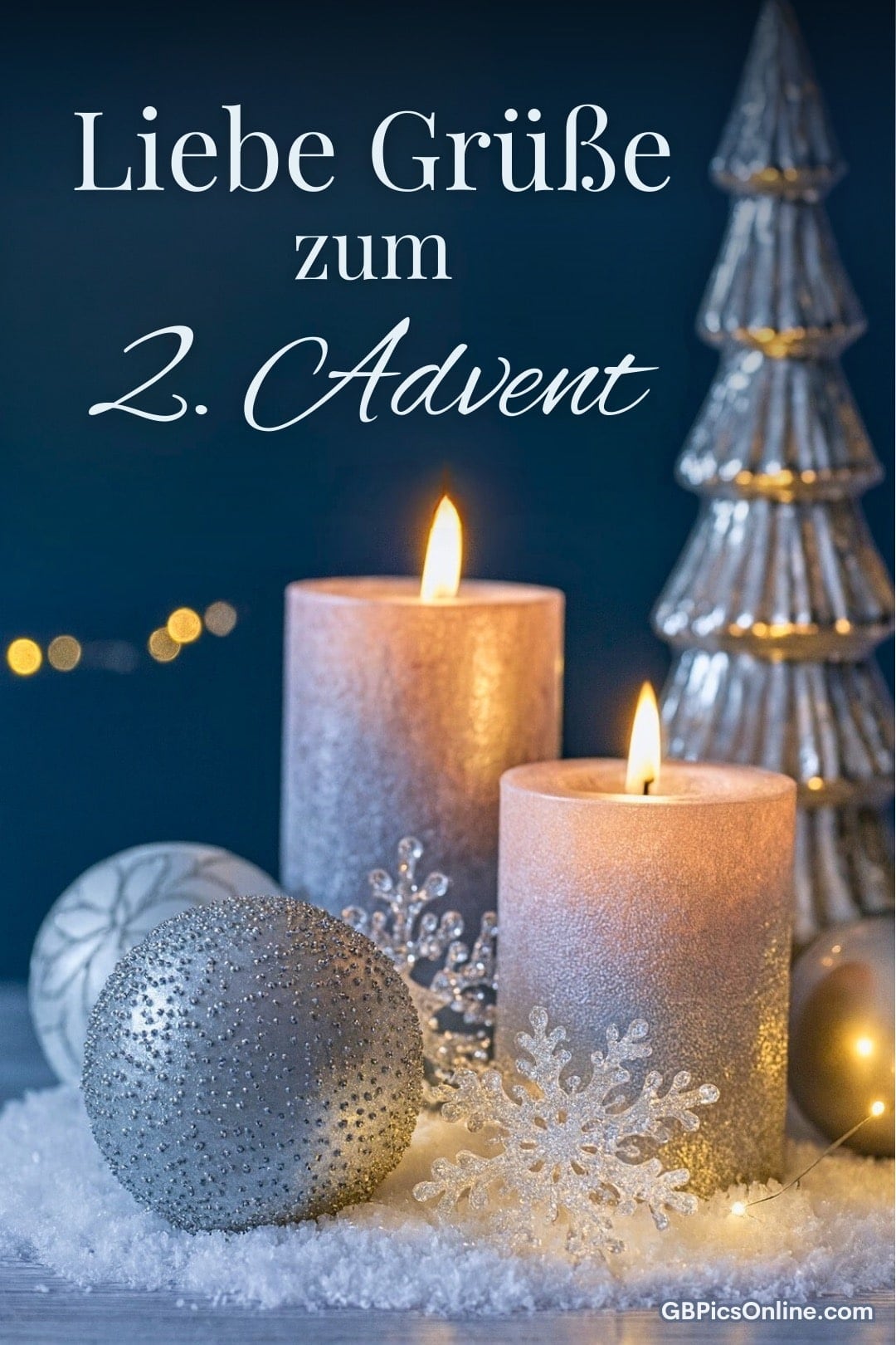 Zwei brennende Adventskerzen mit Weihnachtskugeln, Schneeflocken und Deko?Tannenbaum, Schrift: Liebe Grüße zum 2. Advent