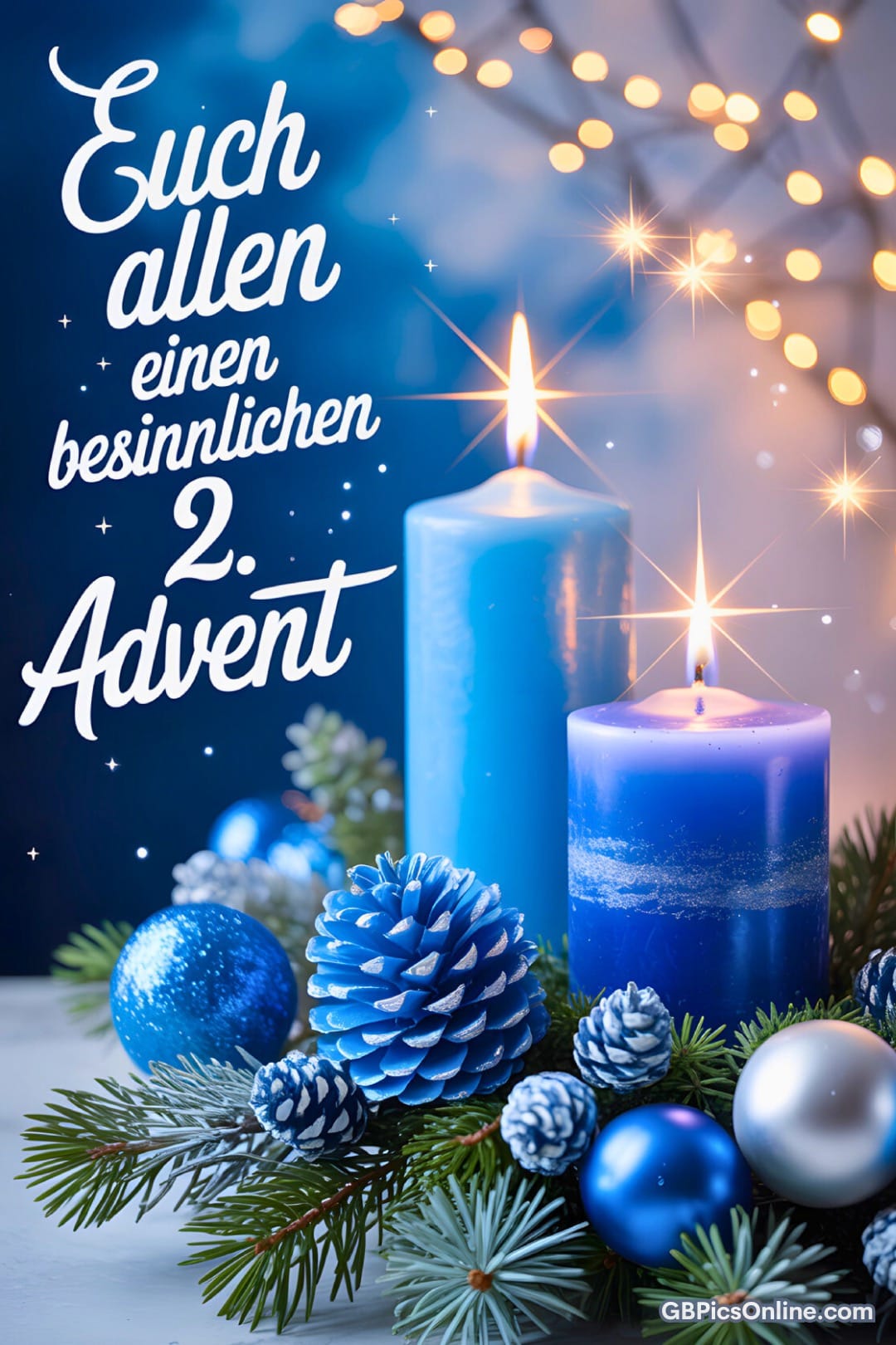 Blaue Adventskerzen mit Tannenzweigen, Zapfen und Kugeln, dazu Schriftzug: „Euch allen einen besinnlichen 2. Advent“