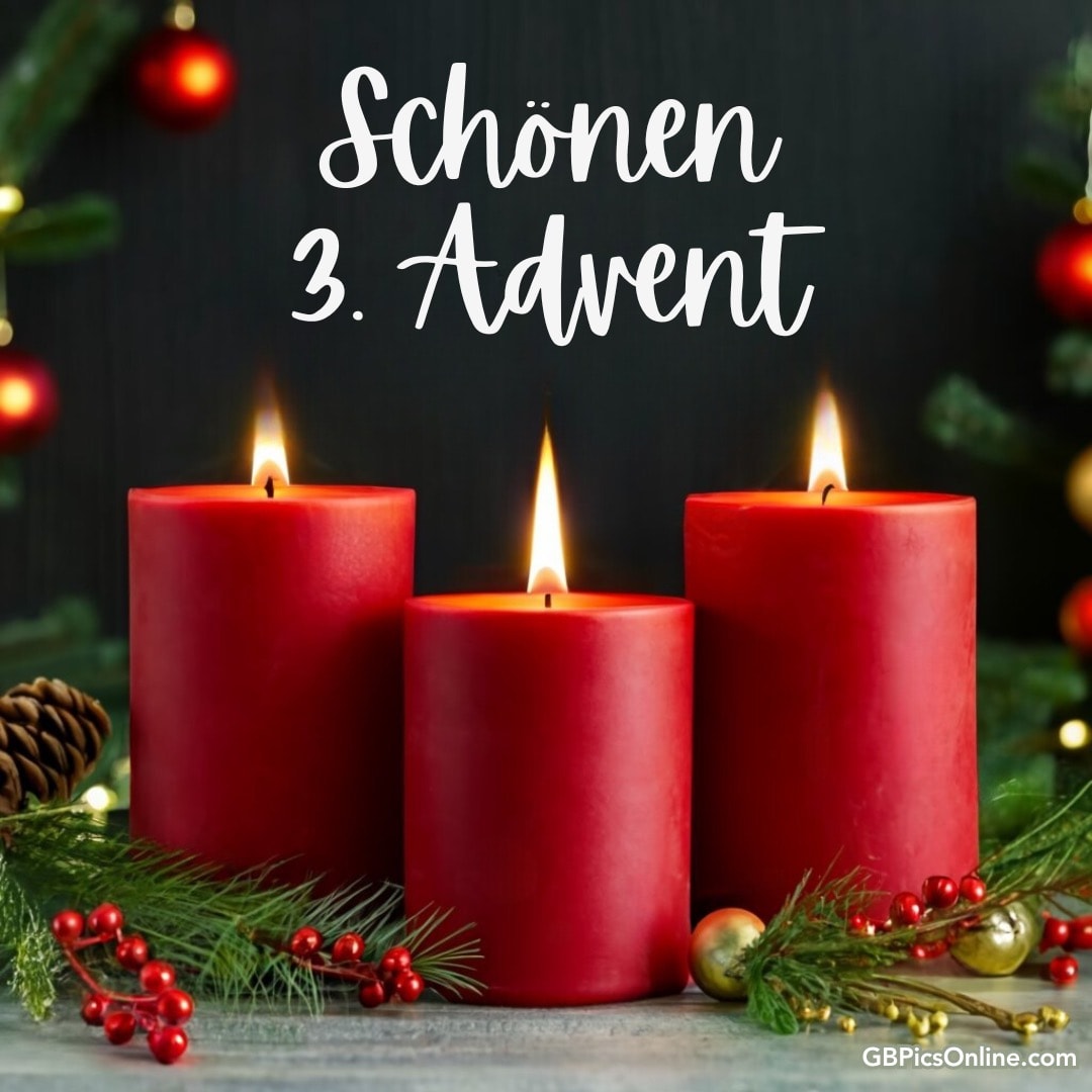 Drei brennende rote Kerzen mit Weihnachtsdeko zum 3. Advent