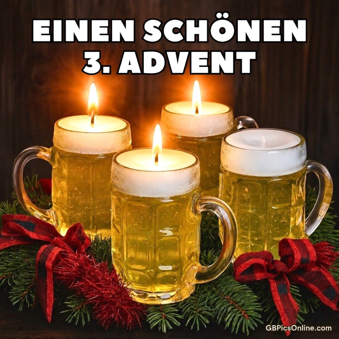 Drei brennende Kerzen in Bierkrügen auf Tannenzweigen mit roten Schleifen, eine Kerze ist aus