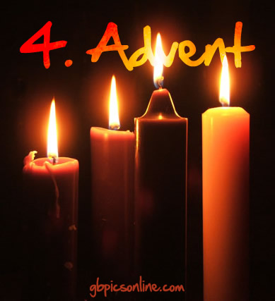 Vier Kerzen brennen im Dunkeln, „4. Advent“ steht geschrieben