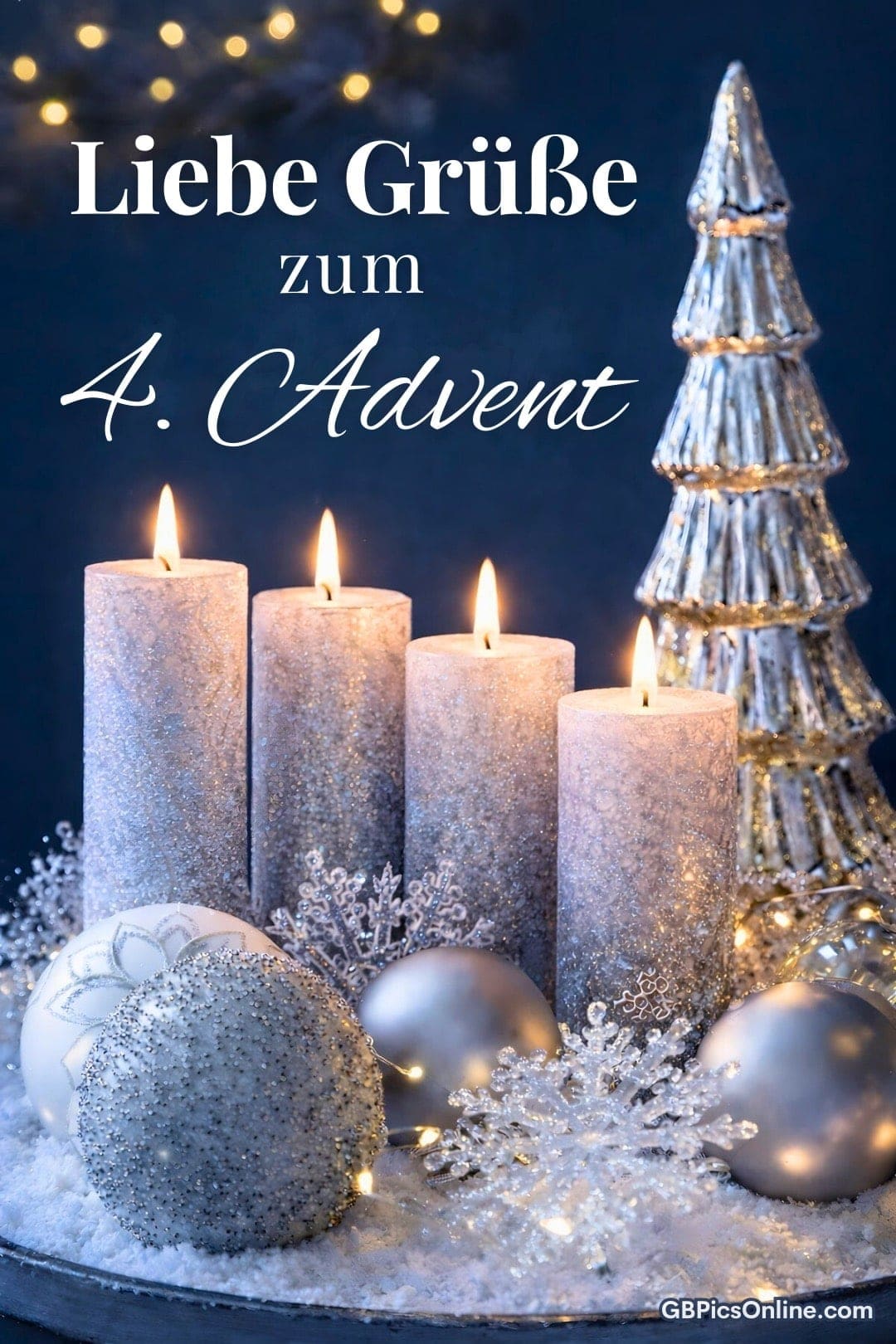Vier brennende Adventskerzen mit silbernen Kugeln, Schneeflocken und Tannenbaum, Text: Liebe Grüße zum 4. Advent
