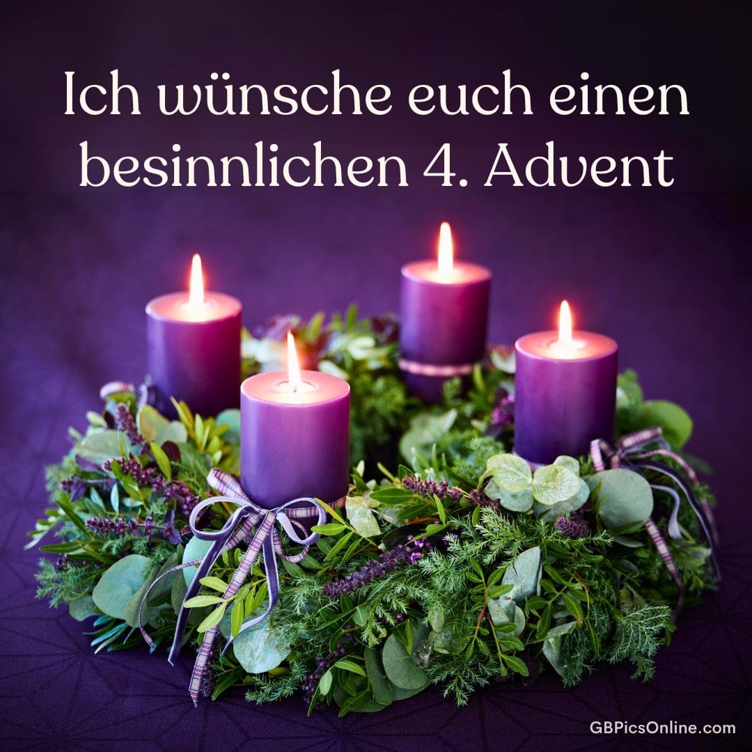 Lila Adventskranz mit vier brennenden Kerzen und Text: „Ich wünsche euch einen besinnlichen 4. Advent“