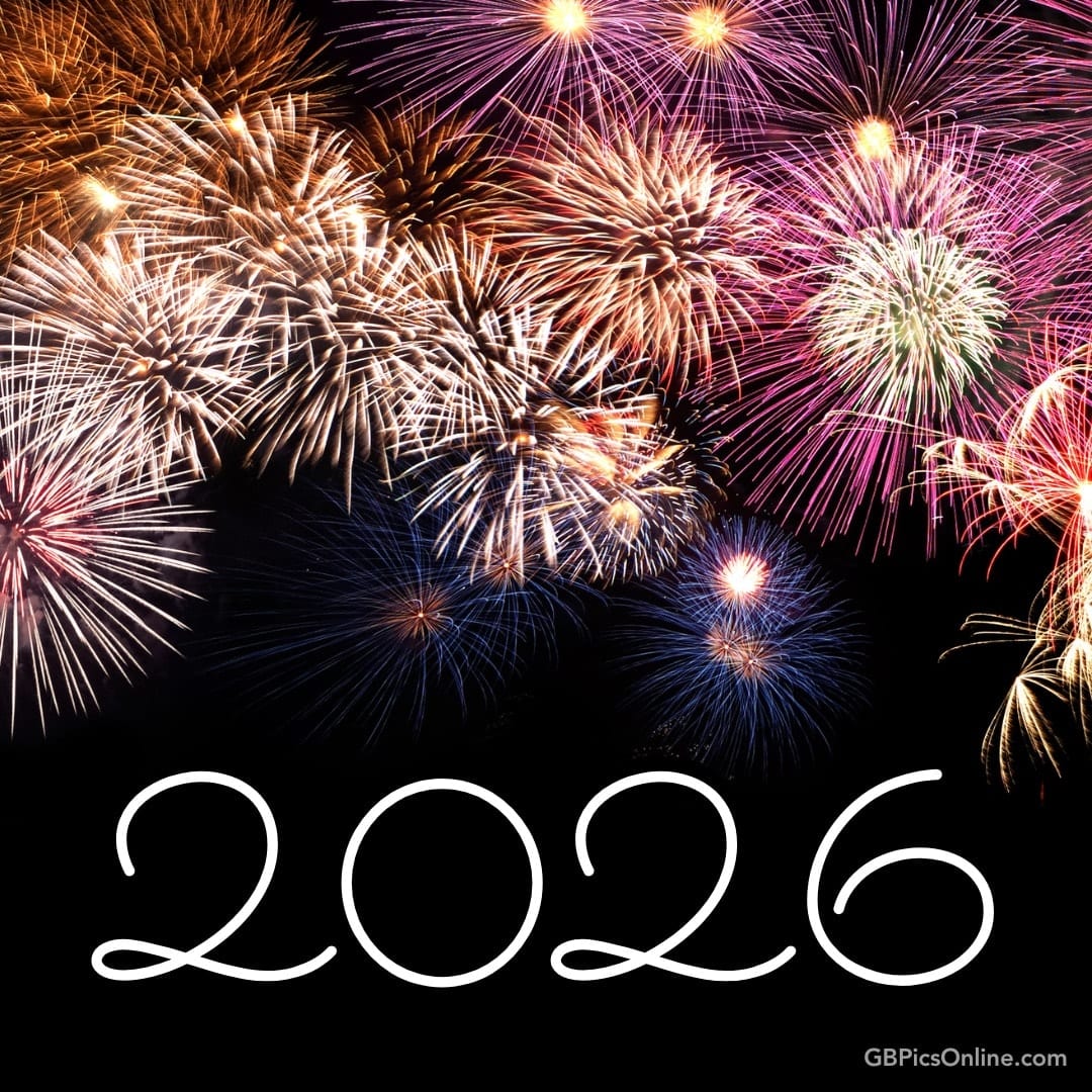 Buntes Feuerwerk am Himmel mit der Zahl 2026 in Weiß