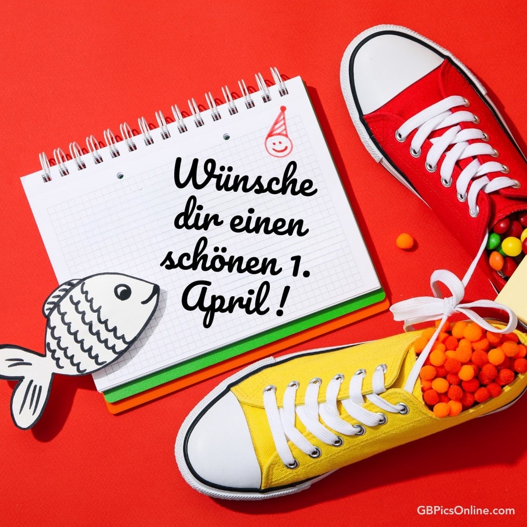 Gelber Schuh mit Süßigkeiten, roter Schuh, Notizbuch mit 1. April-Grüßen und Fischdeko auf rotem Hintergrund