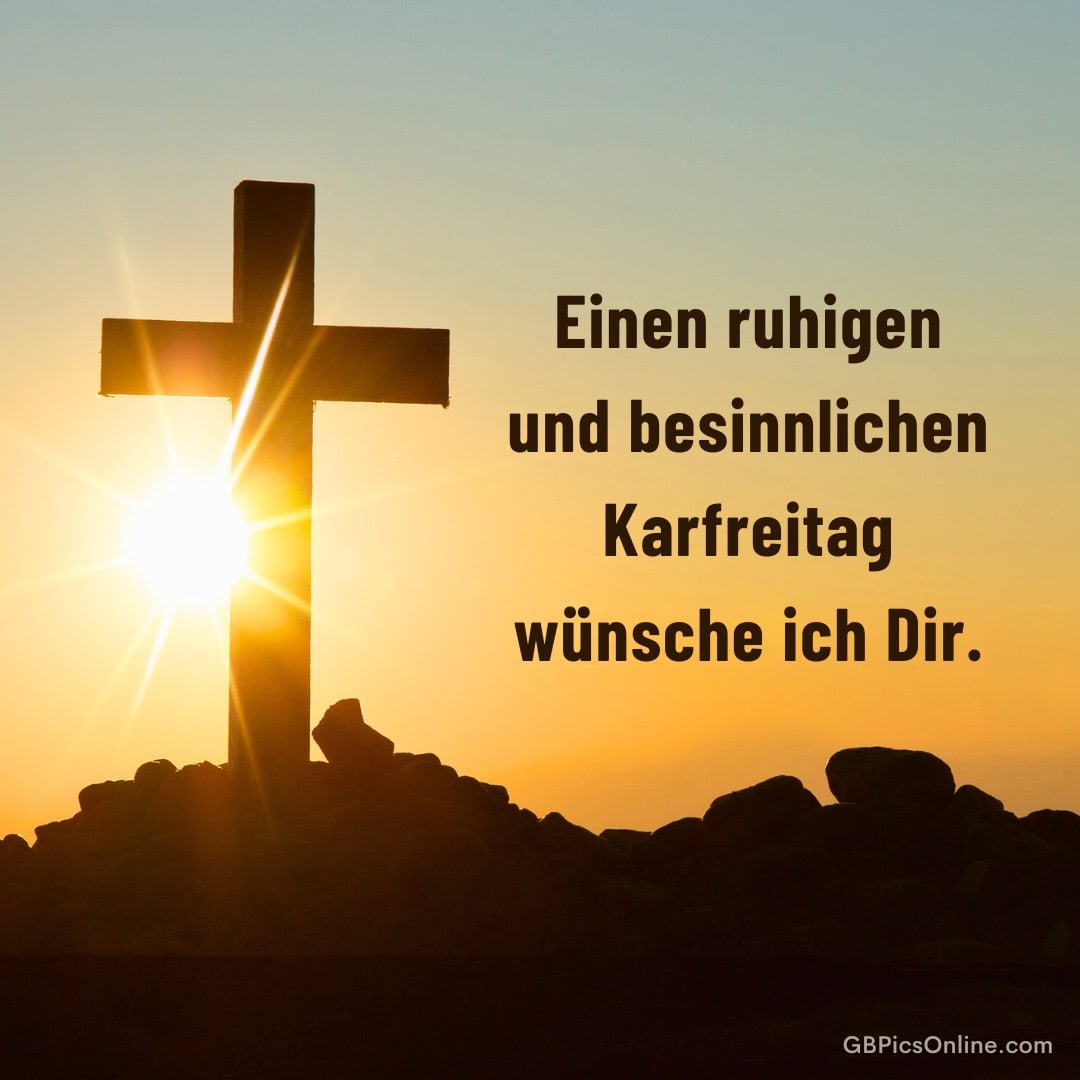 Holzkreuz vor Sonnenuntergang mit Wunschtext: „Einen ruhigen und besinnlichen Karfreitag wünsche ich Dir.“