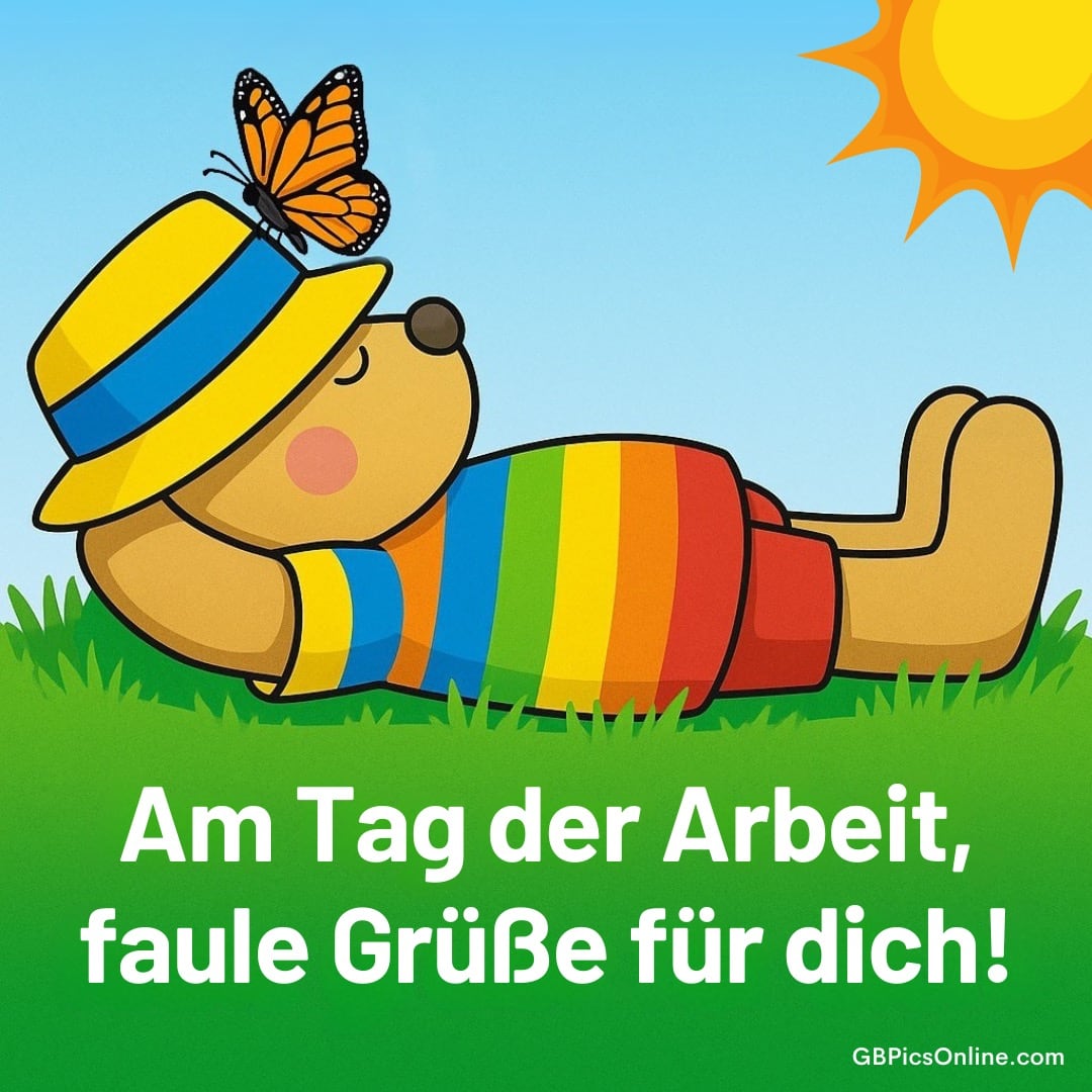 Ein entspannter Bär mit buntem Pullover und Hut liegt im Gras, Schmetterling auf der Nase