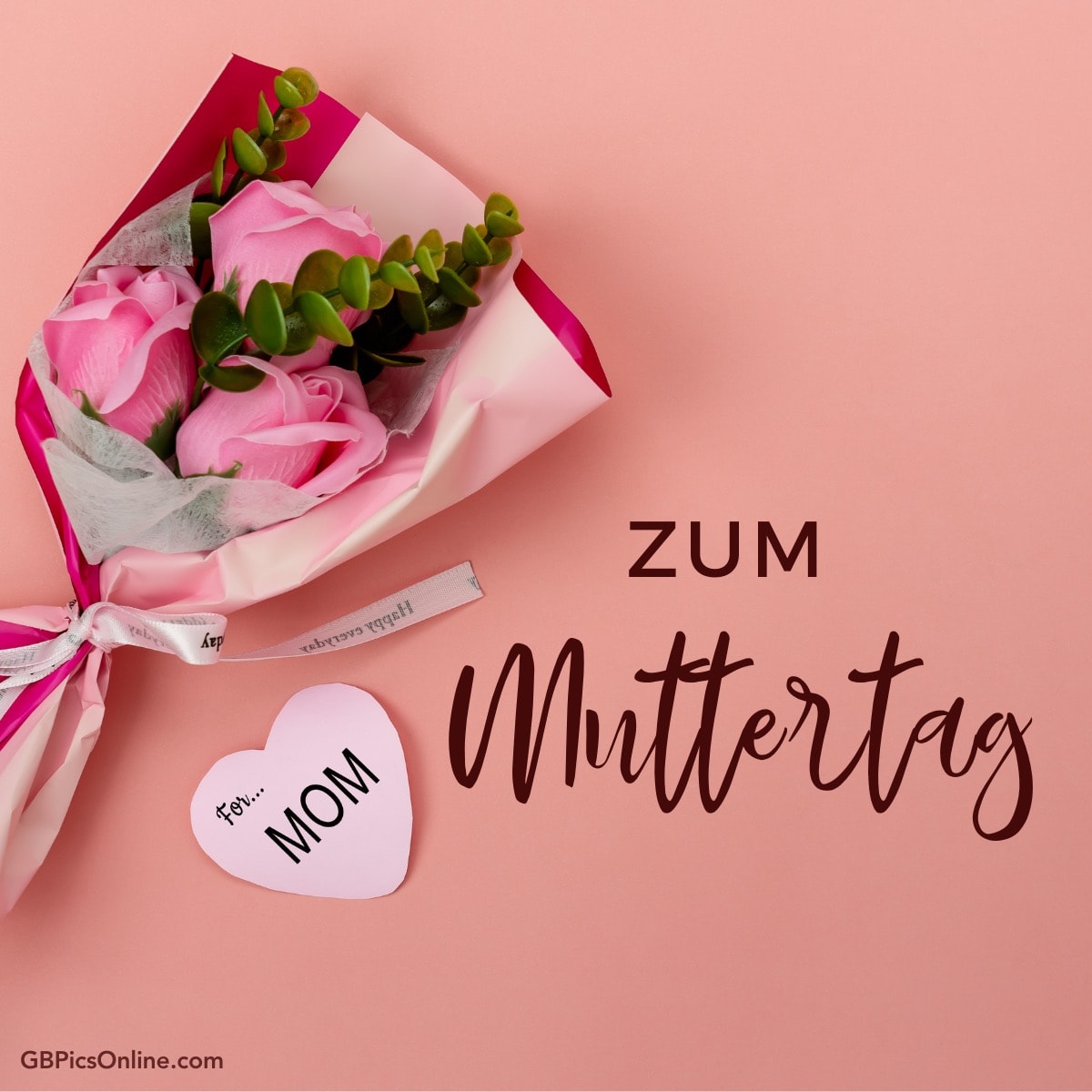 Rosa Blumenstrauß und ein Herz mit „MOM“ auf rosa Hintergrund. Text sagt „ZUM Muttertag“