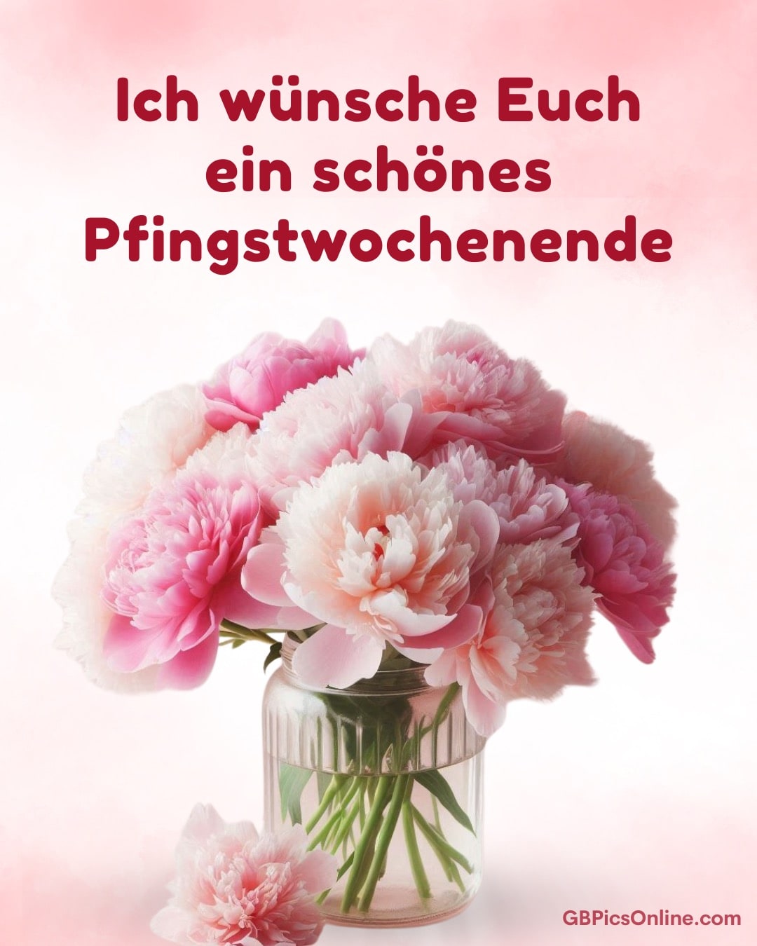 Ein Strauß zarter, rosa Pfingstrosen steht in einer Glasvase, dazu ein herzlicher Gruß zum Pfingstwochenende