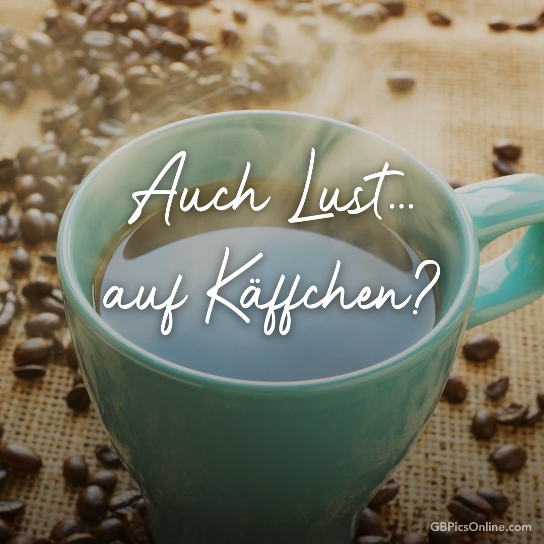 Türkise Tasse mit Kaffee und Bohnen, Text „Auch Lust... auf Käffchen?“