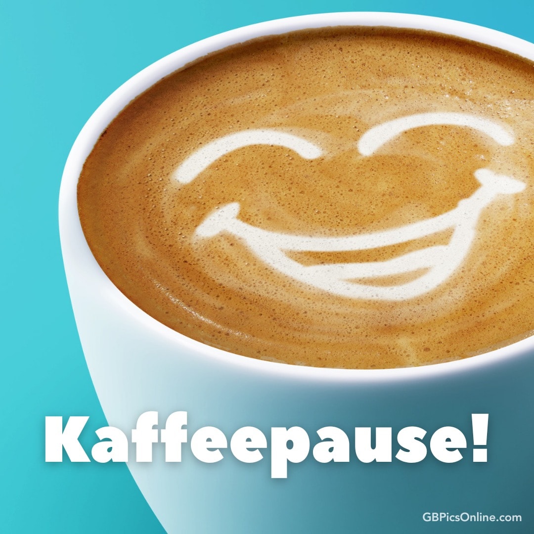 Eine Tasse Kaffee mit einem lächelnden Schaumbild und dem Wort „Kaffeepause!“