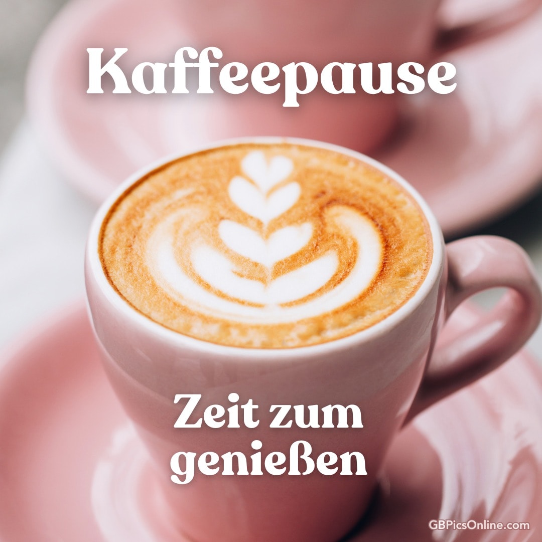 Eine Tasse Cappuccino mit Latte Art, dazu die Worte „Kaffeepause“ und „Zeit zum genießen“