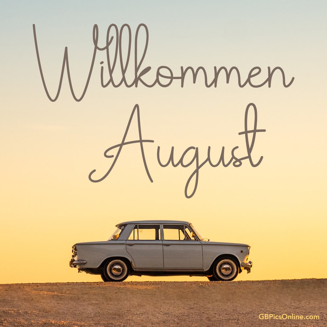 Ein Auto vor sonnigem Himmel, „Willkommen August“ steht darüber