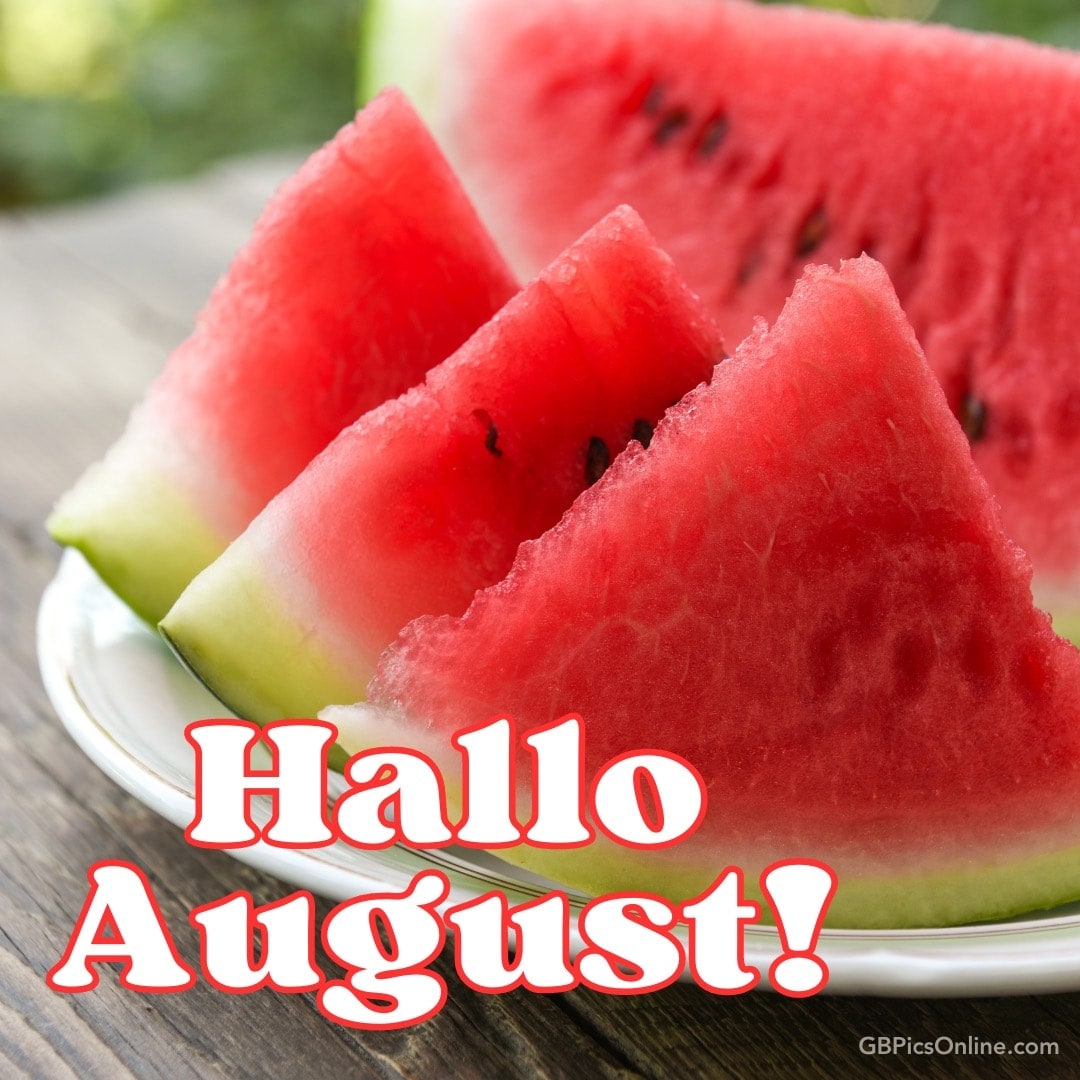Wassermelonenscheiben auf einem Teller, darüber „Hallo August!“ in Rot