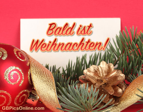 Rote Weihnachtskugel, Tannenzweige, Zapfen und Band mit „Bald ist Weihnachten!“ Text