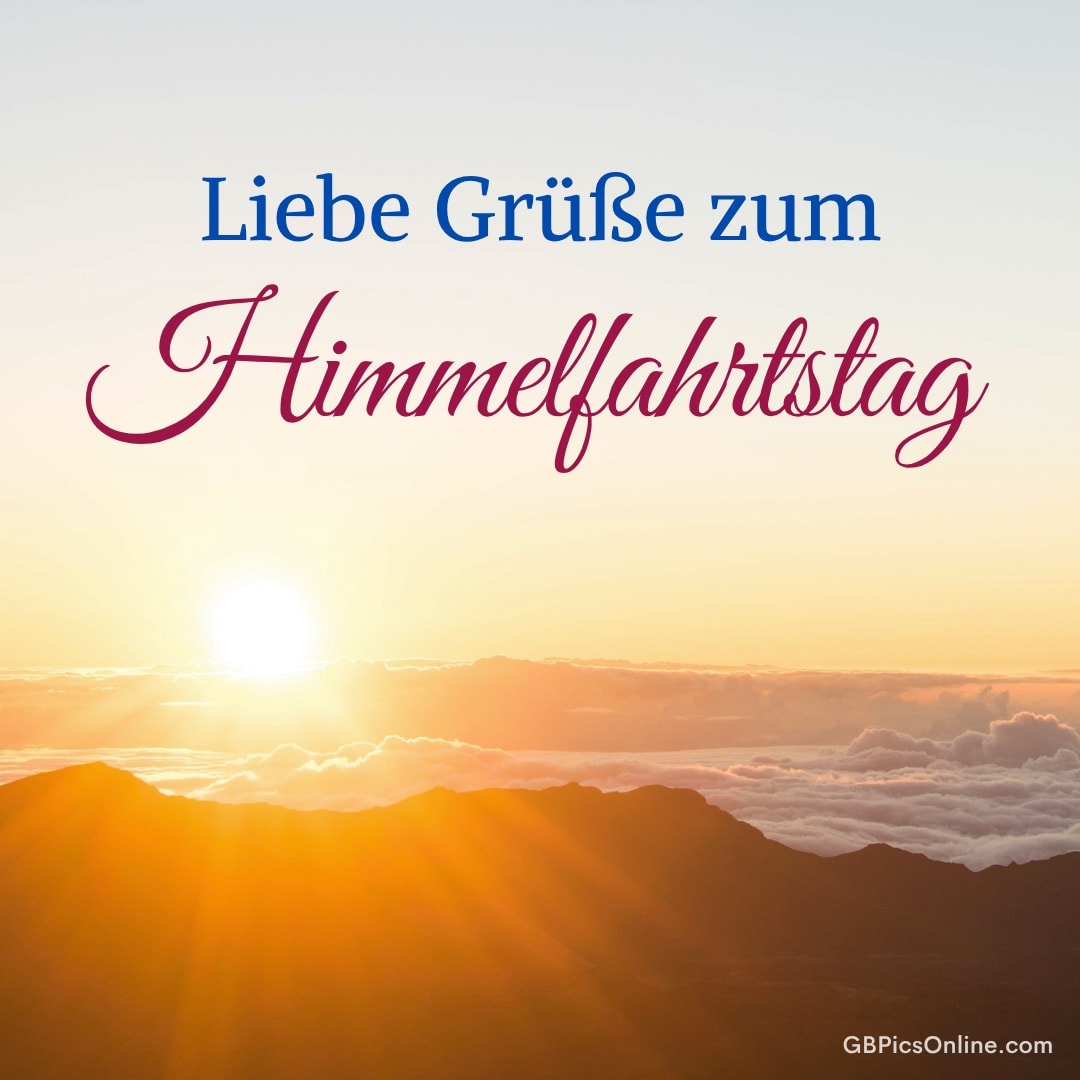 Sonnenaufgang über Bergen, darüber der Text: „Liebe Grüße zum Himmelfahrtstag“ in blauer und roter Schrift