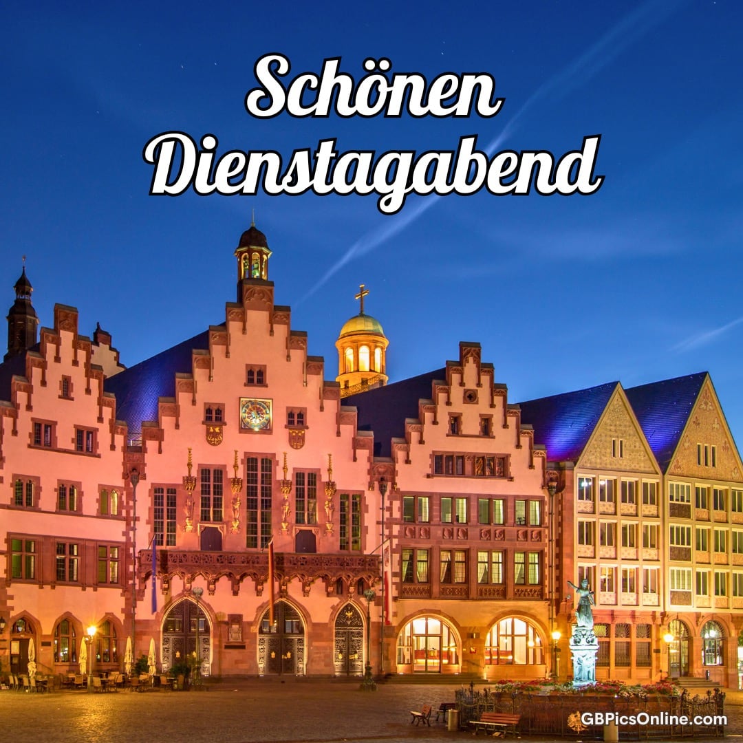 Beleuchtete historische Gebäude am Abend unter blauem Himmel