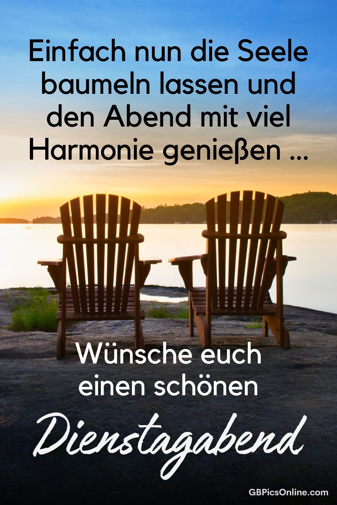 Zwei leere Holzstühle am Seeufer bei Sonnenuntergang, mit Text: Wünsche euch einen schönen Dienstagabend
