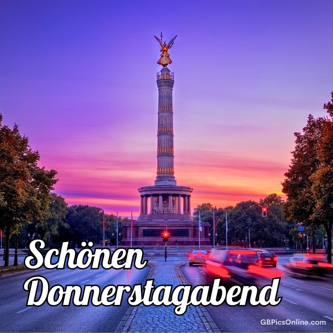 Berliner Siegessäule bei Sonnenuntergang mit vorbeifahrenden Autos