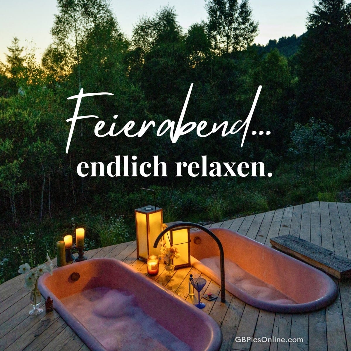 Eine Badewanne im Freien bei Dämmerung, umgeben von Kerzen und Natur