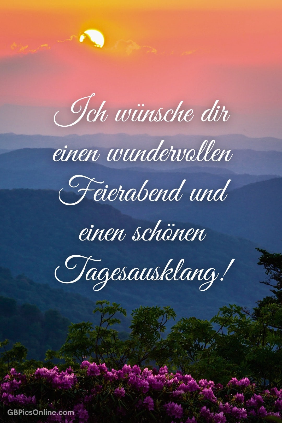 Sonnenuntergang über Bergen mit bunt leuchtendem Himmel, vorn blühende lila Rhododendren und Wunschtext zum Feierabend