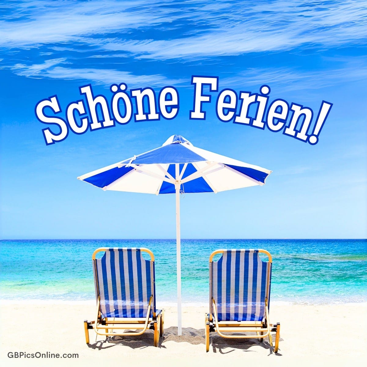 Zwei blaue Liegestühle unter Sonnenschirm am Sandstrand, darüber der Schriftzug „Schöne Ferien!“
