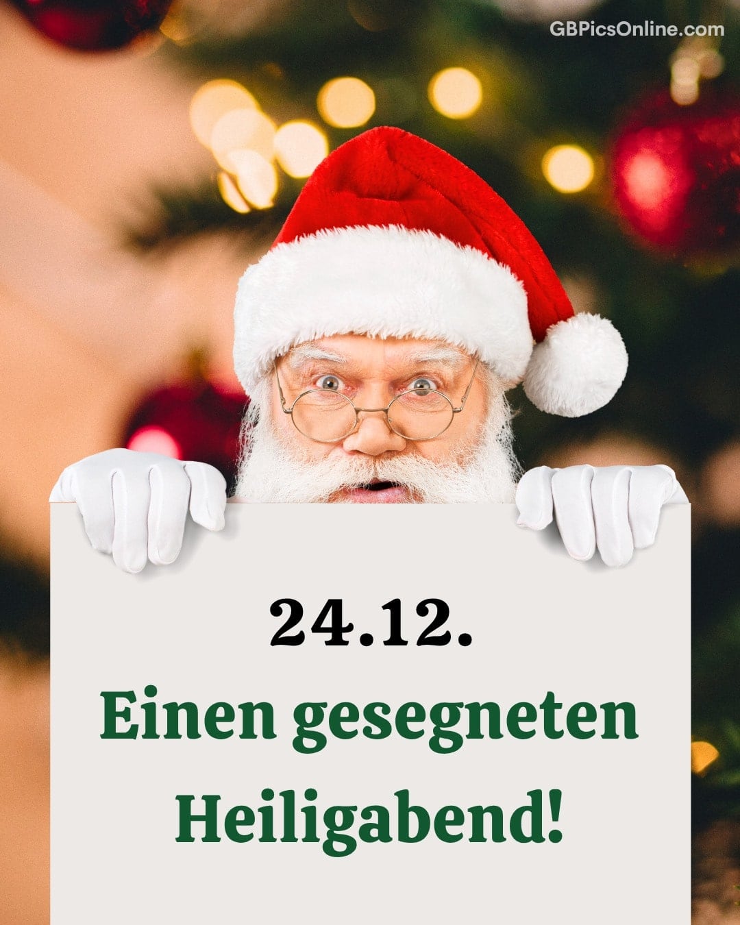 Weihnachtsmann mit roter Mütze hält ein Schild: „24.12. Einen gesegneten Heiligabend!“