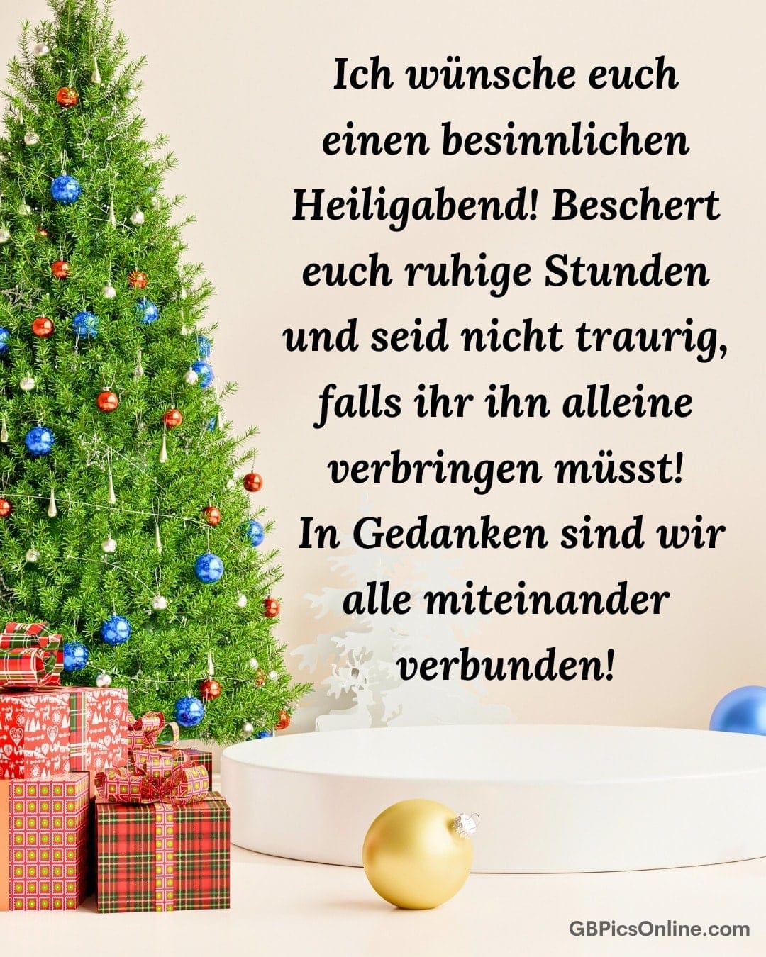 Ein geschmückter Weihnachtsbaum neben Geschenken und einer goldenen Kugel