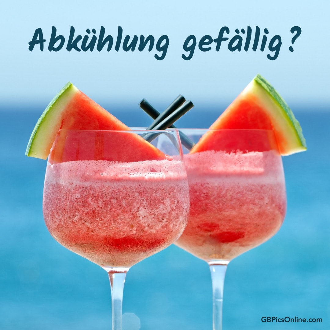 Zwei Wassermelonen-Drinks mit Strohhalmen vor einem blauen Meereshintergrund, Text „Abkühlung gefällig?“
