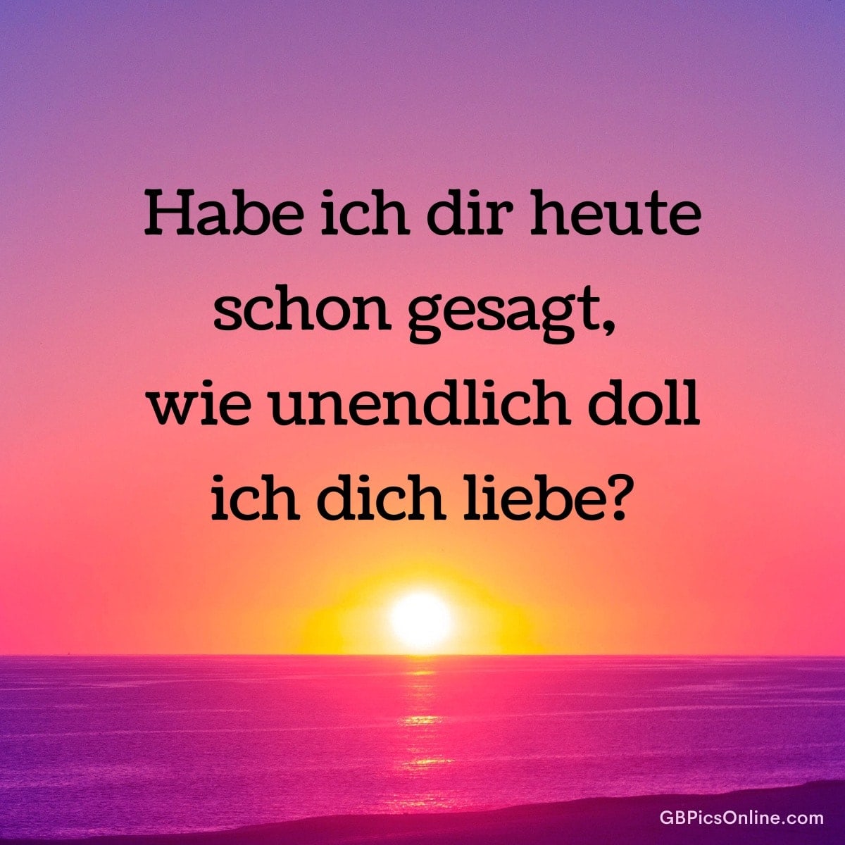 Romantischer Spruch „Habe ich dir heute schon gesagt, wie unendlich doll ich dich liebe?“ vor buntem Sonnenuntergang