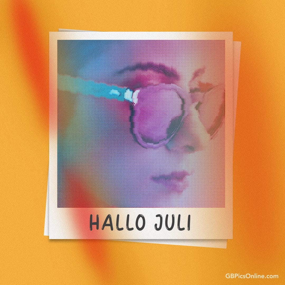 Ein verschwommenes Polaroidbild einer Frau mit Sonnenbrille und der Bildunterschrift: Hallo Juli