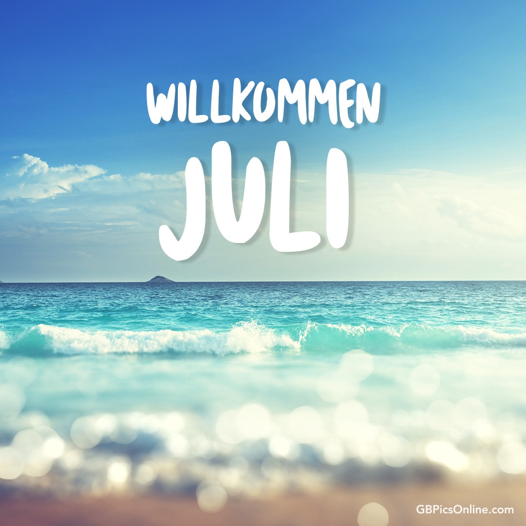 Strandblick mit Text „Willkommen Juli“ vor blauem Himmel