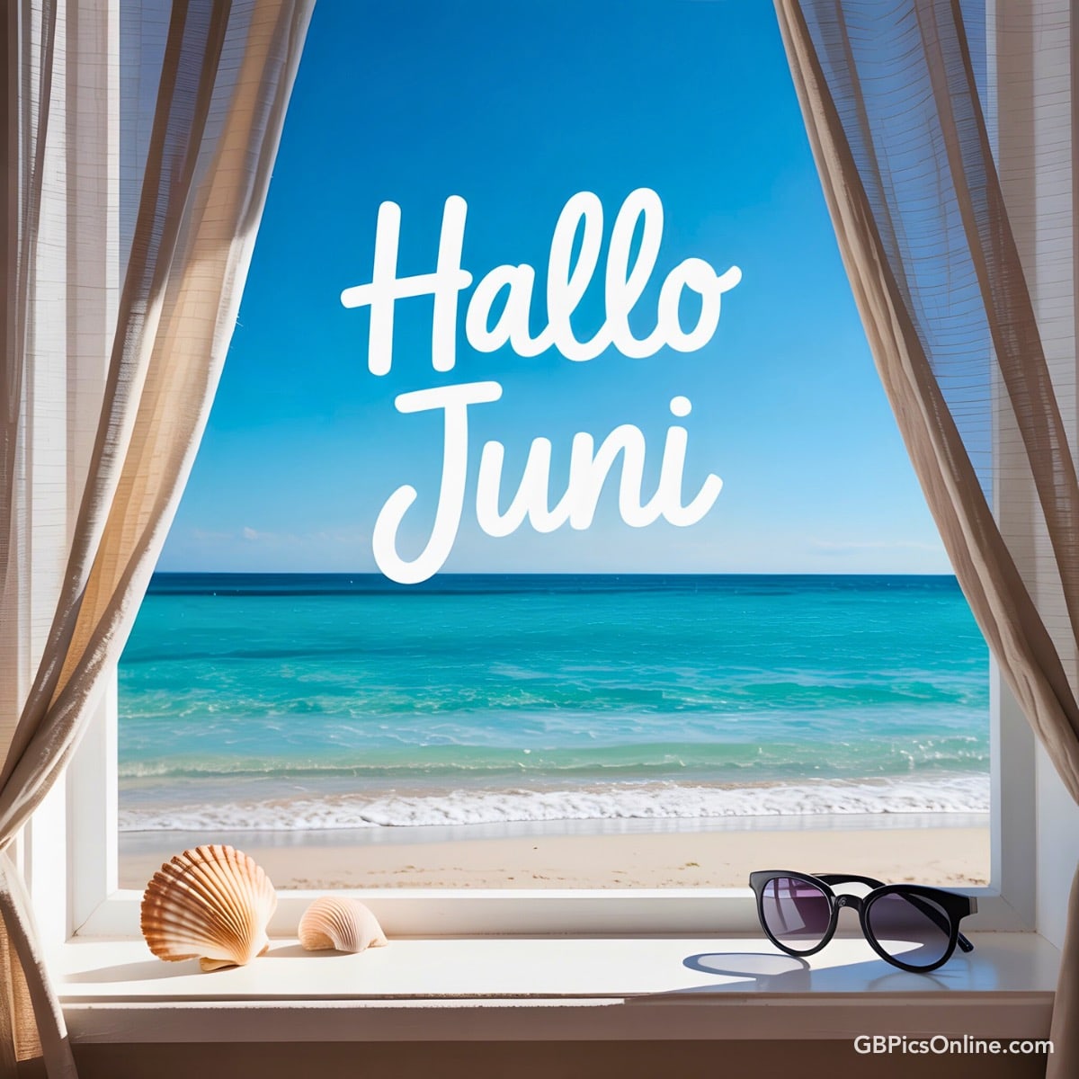 Sicht auf einen Strand durch ein Fenster mit Vorhängen, Muscheln und Sonnenbrille; Schriftzug „Hallo Juni“