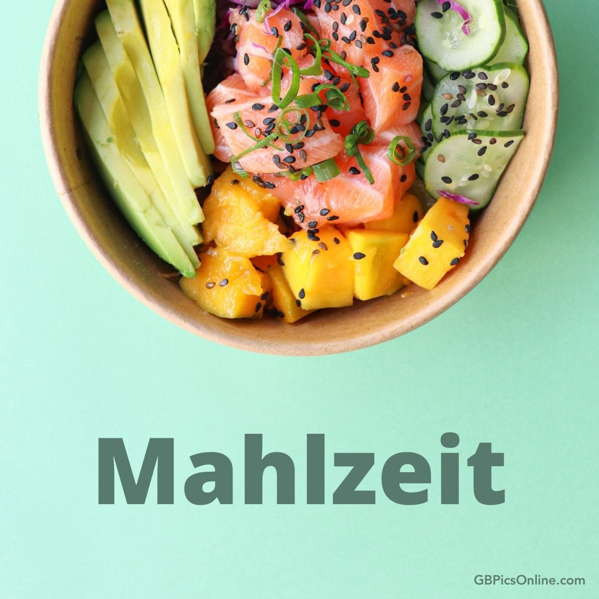 Eine Schüssel mit Lachs, Avocado, Mango und Gurke, garniert mit Sesam und Frühlingszwiebeln