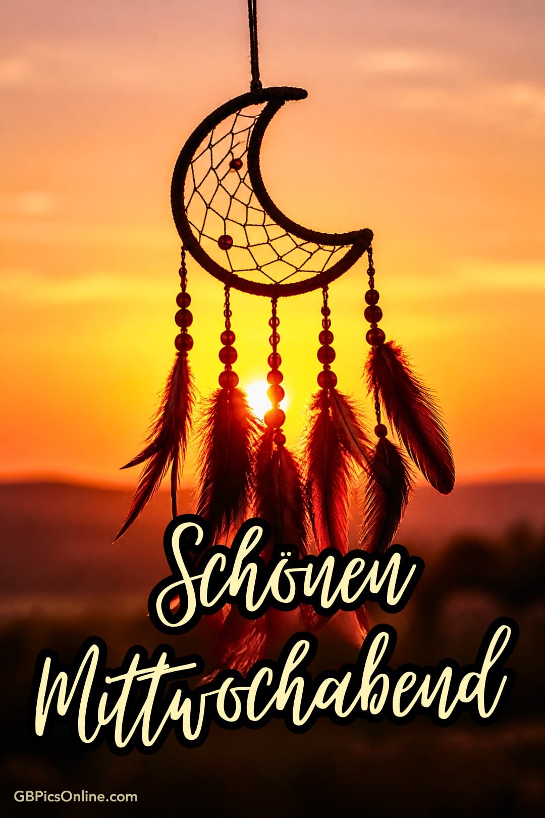 Mondförmiger Traumfänger mit Federn vor orangefarbenem Sonnenuntergang, Text „Schönen Mittwochabend“