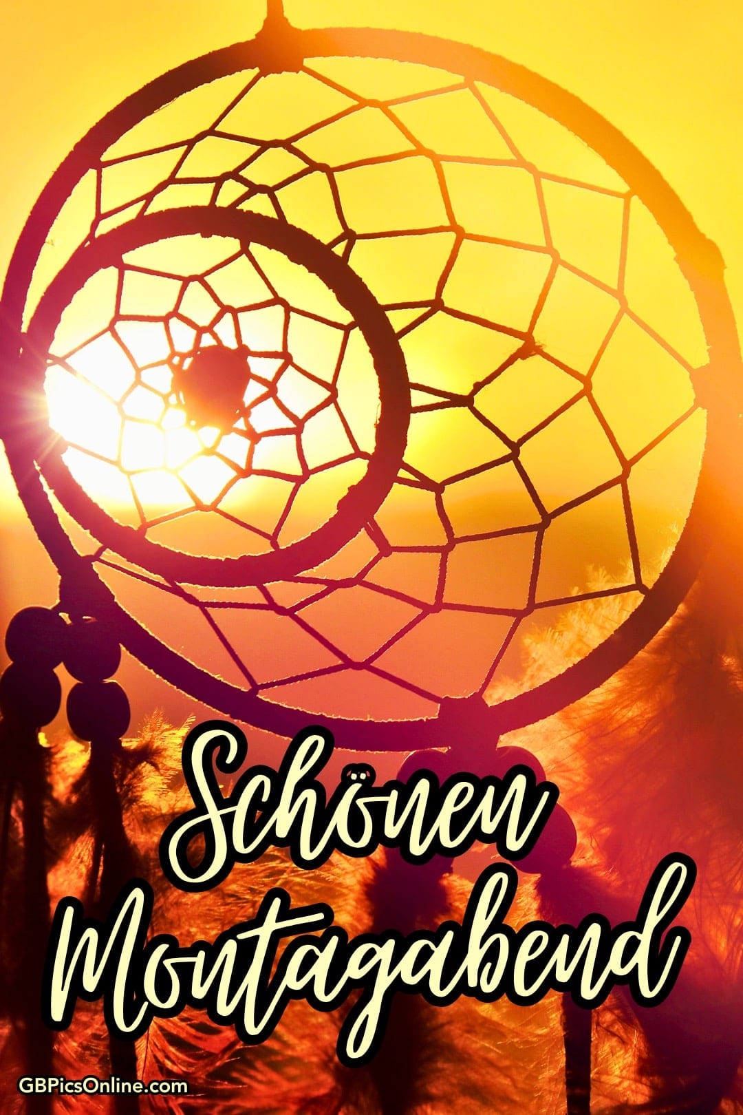 Ein Traumfänger vor einem leuchtend gelben Hintergrund mit Text „Schönen Montagabend“