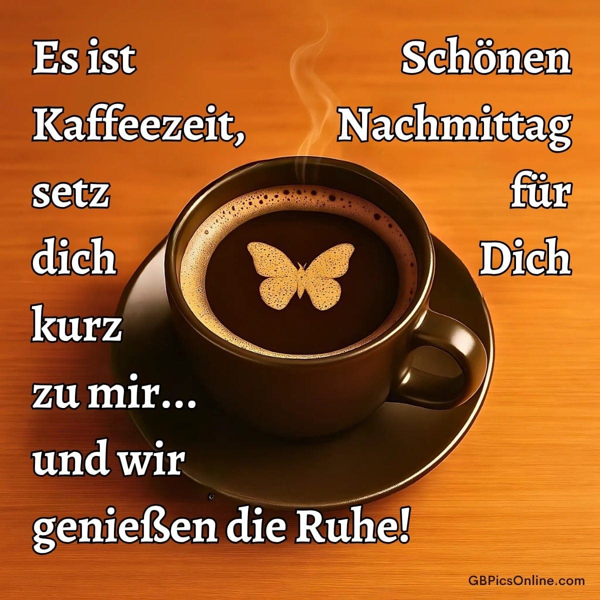 Eine Tasse Kaffee mit einem Schmetterlingsmotiv auf dem Schaum, umgeben von beruhigendem Text
