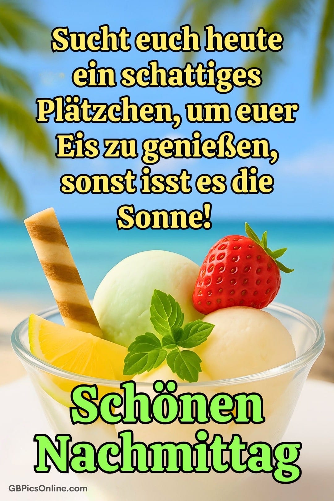 Eine Schale mit Eis, Erdbeere und Zitronenscheibe vor Palmen