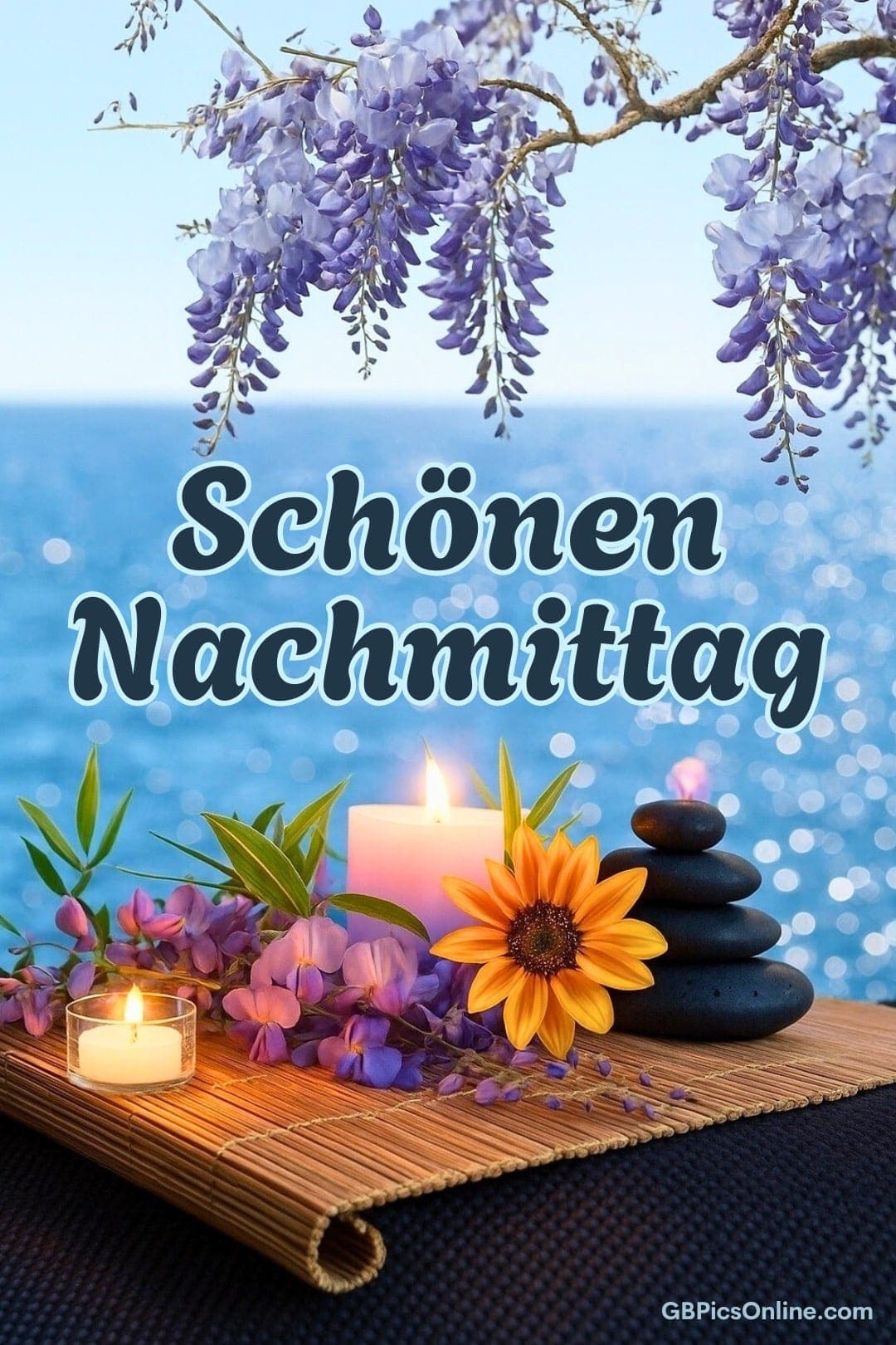 Blühende Zweige über Kerzen und Steinen, Meerblick, Schriftzug „Schönen Nachmittag“