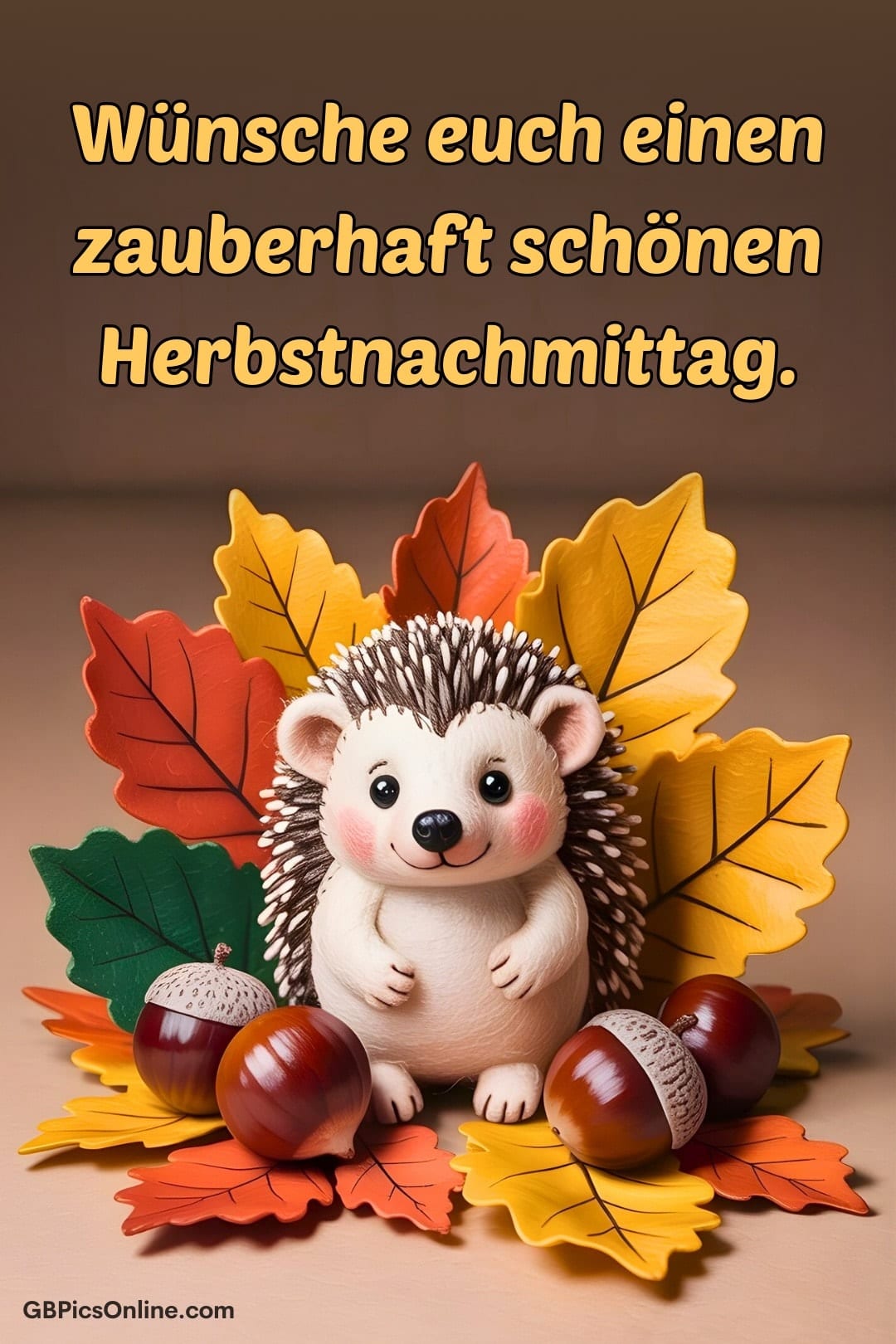 Ein Igel umgeben von Herbstlaub und Kastanien