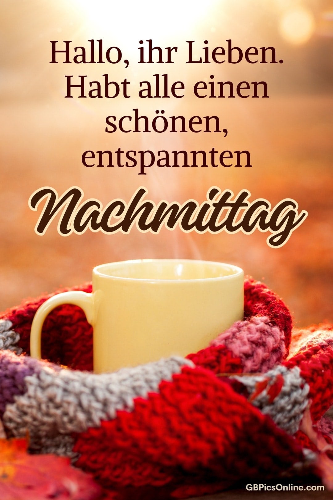 Ein gelber Becher umhüllt von einem bunten Schal auf herbstlichem Hintergrund