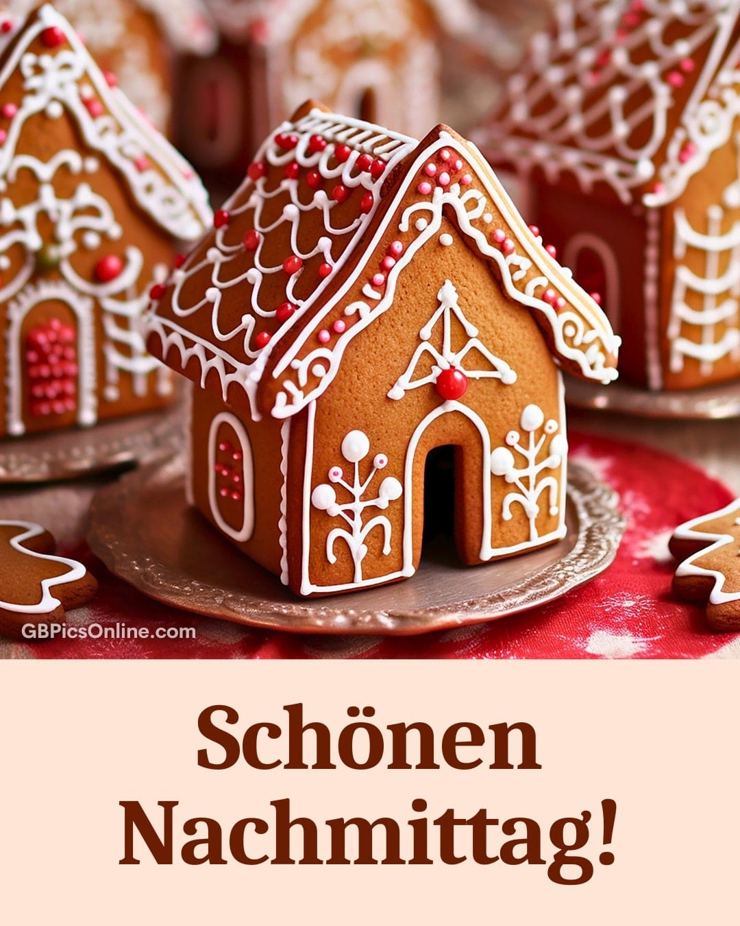 Lebkuchenhaus mit Zuckergussdeko auf Teller, dazu Schriftzug „Schönen Nachmittag!“