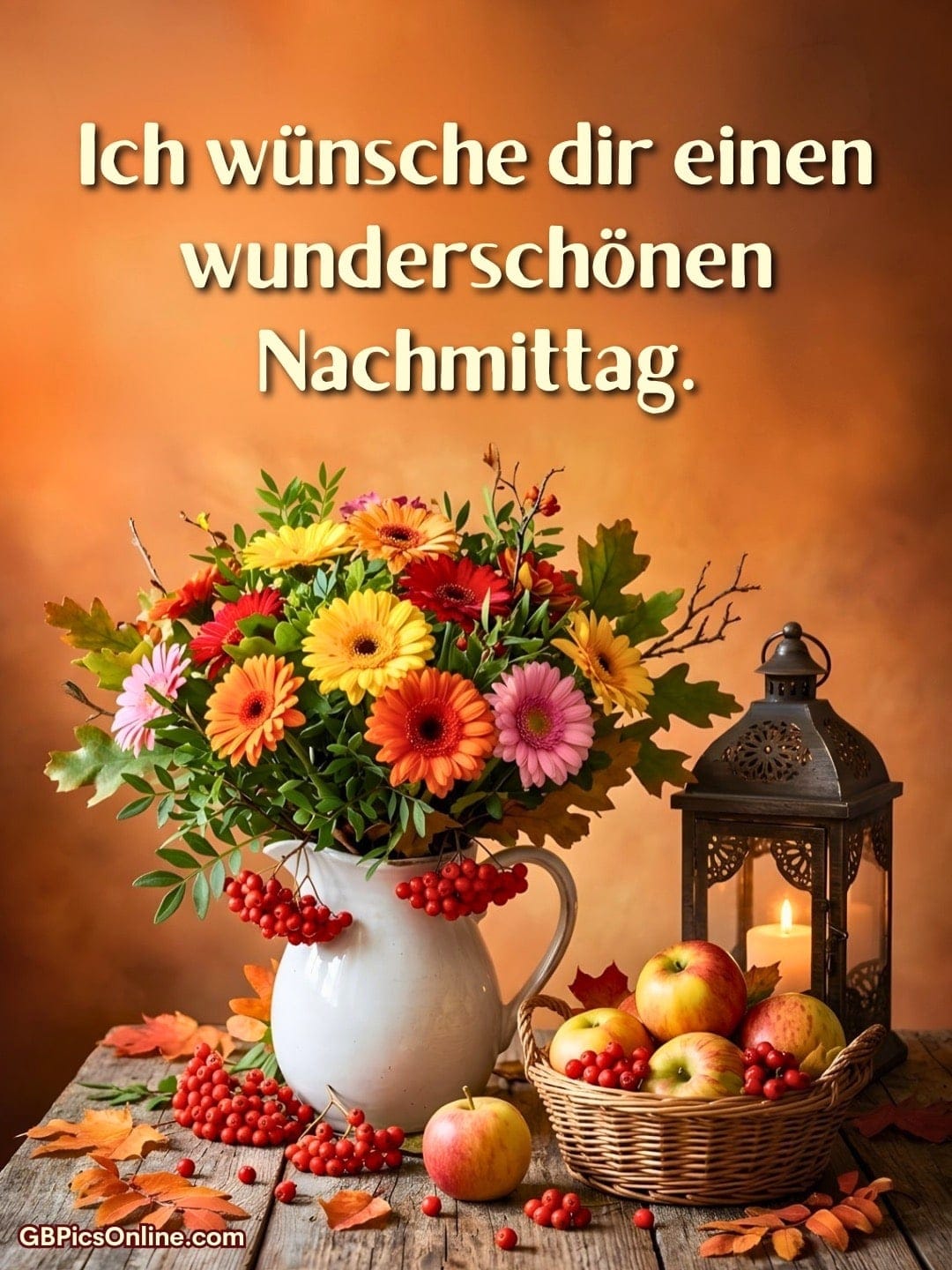 Herbstliches Stillleben mit buntem Blumenstrauß, Äpfeln, Beeren und Laterne mit Kerze