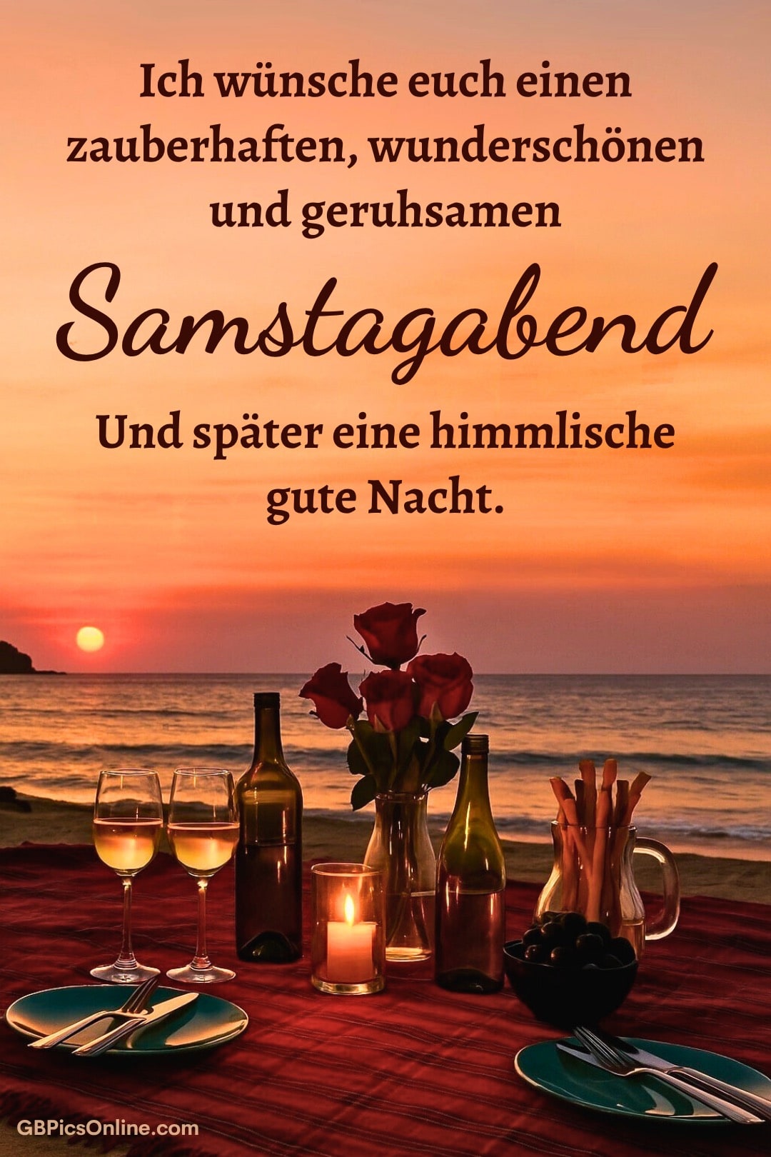 Ein romantisches Abendessen am Strand bei Sonnenuntergang mit Wein und Rosen