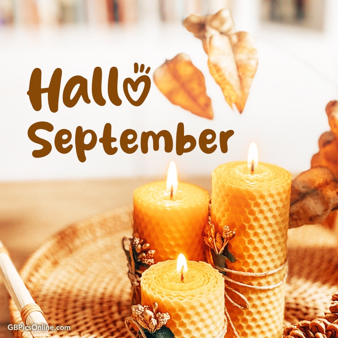 Drei brennende Kerzen, Blätter, „Hallo September“ Text
