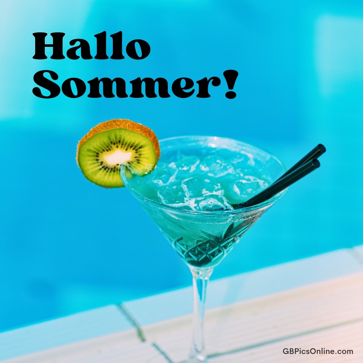 Ein erfrischender blauer Cocktail mit Kiwi-Dekoration am Pool. „Hallo Sommer!“ steht in großen Lettern